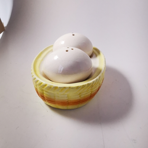 Vintage Ceramic Giftcraft Eggs on a Basket Salt and Pepper Shakers - Picture 12 of 16